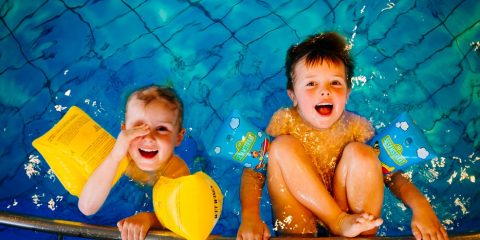 Kinder lernen schwimmen