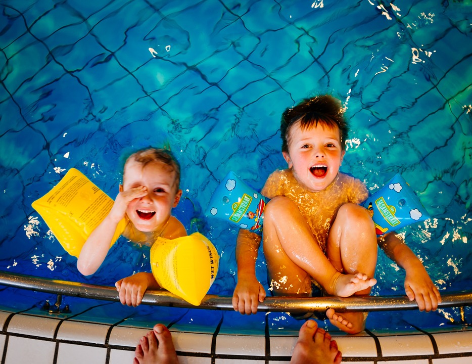 Kinder lernen schwimmen